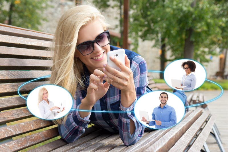 Socialt nätverk eller affärsidé - kvinna som använder smartphonen i t royaltyfri bild Socialt nätverk eller affärsidé - kvinna som använder smartphonen i t royaltyfri bild