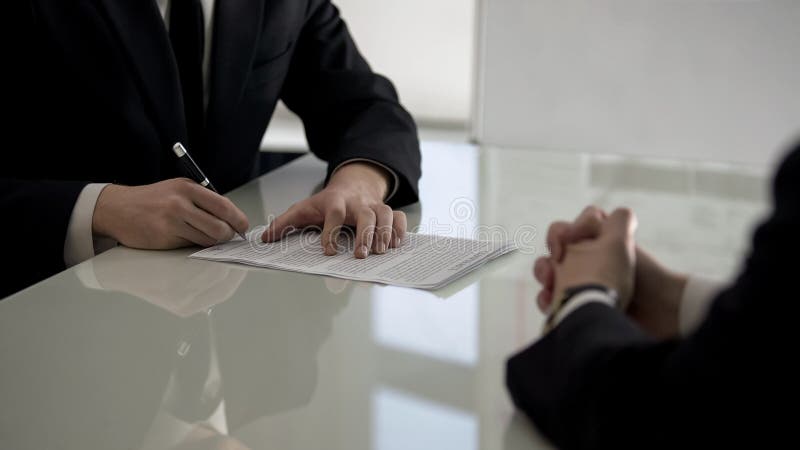 Socios comerciales que firman el contrato, divisi?n de acciones de la empresa, cooperaci?n foto de archivo Socios comerciales que firman el contrato, divisi?n de acciones de la empresa, cooperaci?n foto de archivo