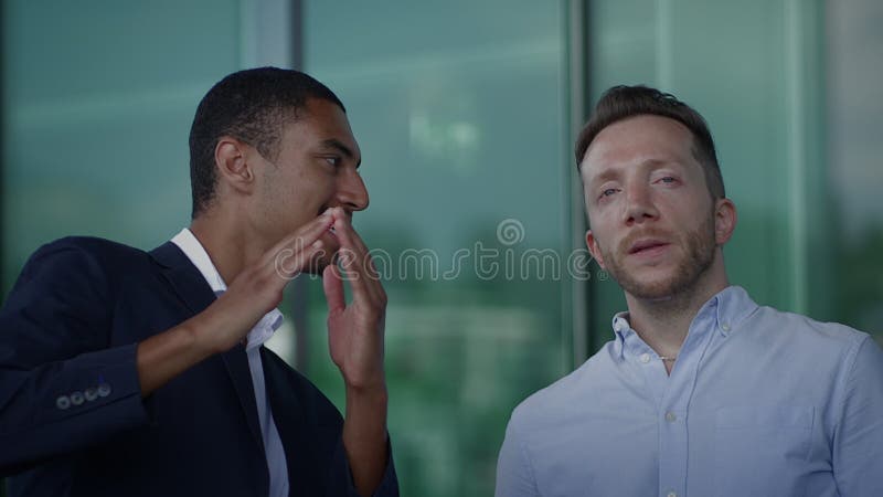 Socios comerciales que participan en un debate estratégico para fomentar el éxito y el crecimiento futuros almacen de video