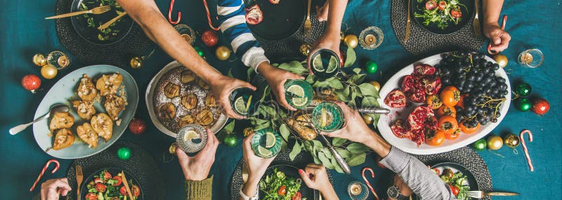 Société des amis se réunissant pour le dîner de Noël, composition large image libre de droits Société des amis se réunissant pour le dîner de Noël, composition large image libre de droits