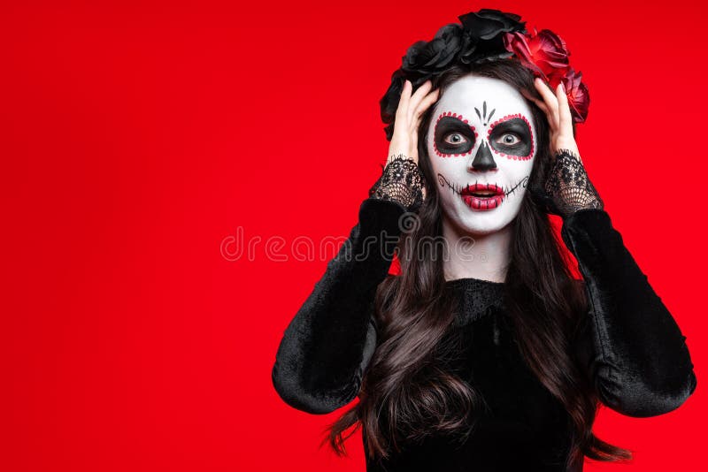 Sockerskalle på glad halloween-fest arkivbild