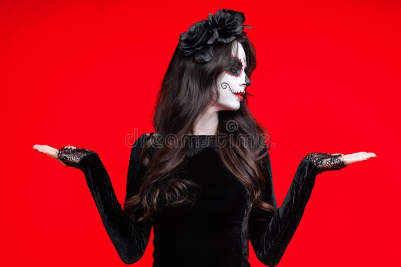 Sockerskalle på glad halloween-fest arkivbild