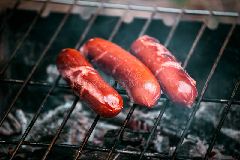 Soczyste hot dog kiełbasy gotuje na ogieniu obrazy royalty free Soczyste hot dog kiełbasy gotuje na ogieniu obrazy royalty free