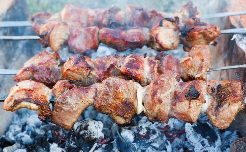 Soczyste mięso na skewersach jest gotowane na węglu drzewnym w przyrodzie. kebab mięsa jest smażony na grillu w dymie. kebab mięsa zdjęcie royalty free