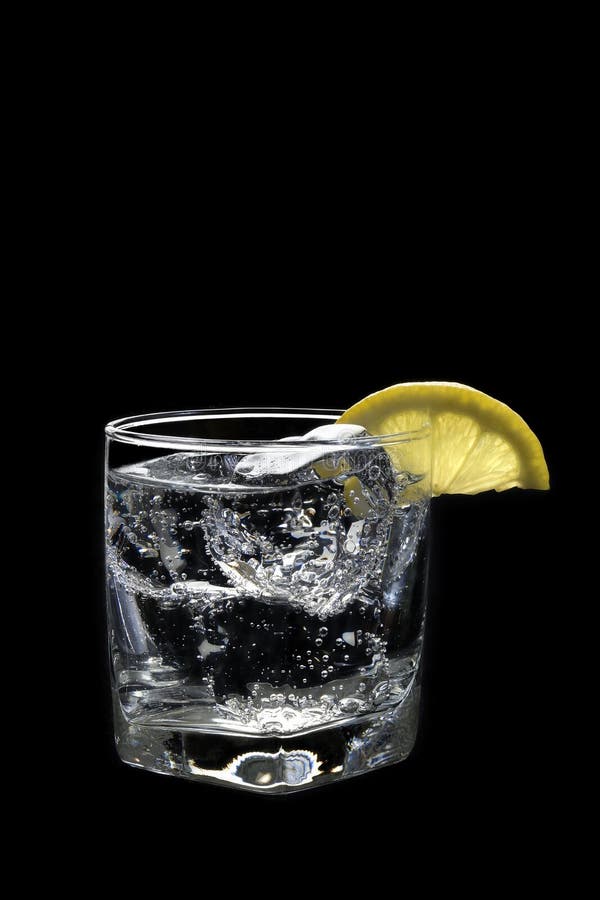 Soda de club o coctel tónico de la ginebra/de la vodka en un negro fotografía de archivo Soda de club o coctel tónico de la ginebra/de la vodka en un negro fotografía de archivo