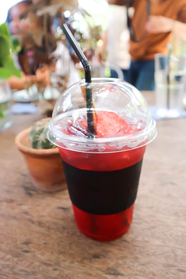 Soda del succo della fragola o della fragola fotografia stock libera da diritti Soda del succo della fragola o della fragola fotografia stock libera da diritti
