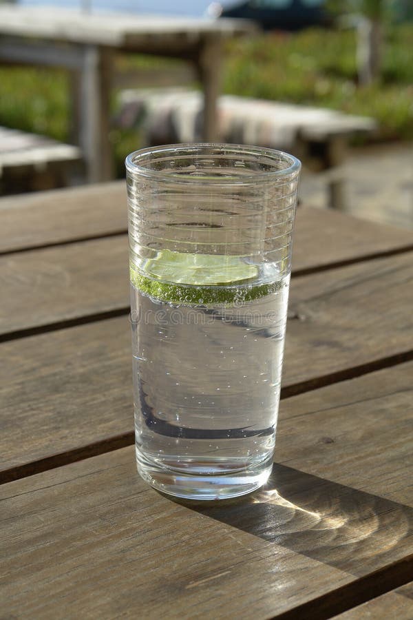 Soda mit Kalk stockbild. Bild von cocktail, wasser, erfrischung 6828513