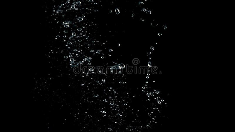 Woda gazowana chlapiąca na czarnym tle obrazy royalty free