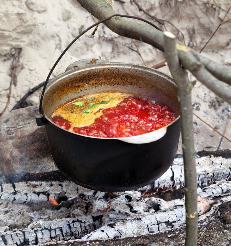 Komkommer kabel platform Soep Het Koken in Roetige Ketel Op Kampvuur Stock Afbeelding - Image of  kokwiek, uitrusting: 88527661