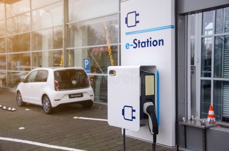 Soest, Alemanha - 1º de janeiro de 2019: E-estação na rua fotos de stock Soest, Alemanha - 1º de janeiro de 2019: E-estação na rua fotos de stock