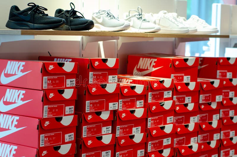 Soest, Alemania - 29 De Julio 2019: Caja De Zapatos Nike En La Tienda Imagen editorial - Imagen de alemania, zapatillas: 157282060