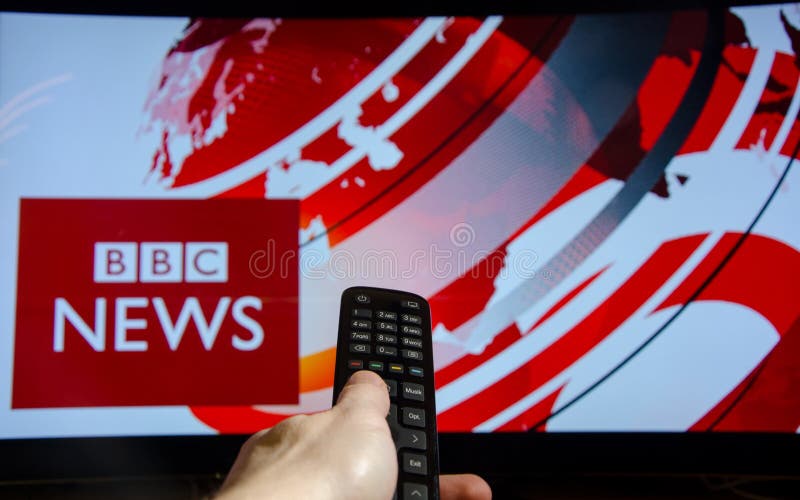 Soest, Allemagne - 14 janvier 2018 : BBC News de observation d'homme à la TV Le BBC News est une division opérationnelle d'affair photos stock Soest, Allemagne - 14 janvier 2018 : BBC News de observation d'homme à la TV Le BBC News est une division opérationnelle d'affair photos stock