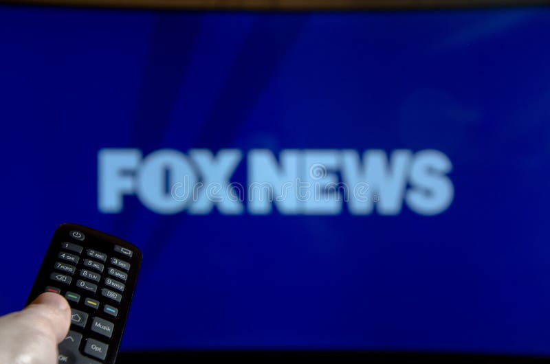 Soest, Duitsland - Januari 14, 2018: Mens die op Fox News op TV letten Fox News is een Amerikaanse basiskabel en een satelliettel royalty-vrije stock foto's Soest, Duitsland - Januari 14, 2018: Mens die op Fox News op TV letten Fox News is een Amerikaanse basiskabel en een satelliettel royalty-vrije stock foto's