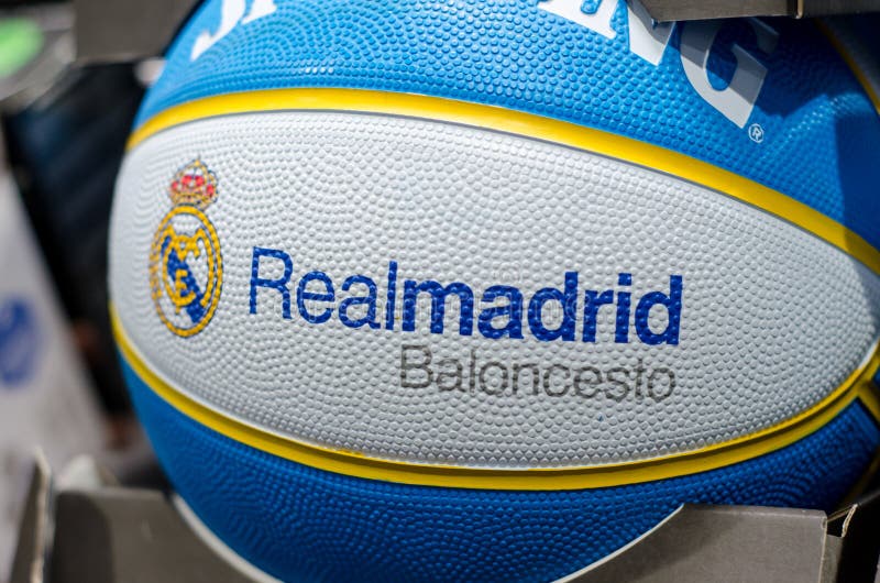 Soest, Duitsland - Januari 7, 2019: Real Madrid Baloncesto het Engels: De Bal Spalding van het Real Madridbasketbal royalty-vrije stock afbeeldingen Soest, Duitsland - Januari 7, 2019: Real Madrid Baloncesto het Engels: De Bal Spalding van het Real Madridbasketbal royalty-vrije stock afbeeldingen