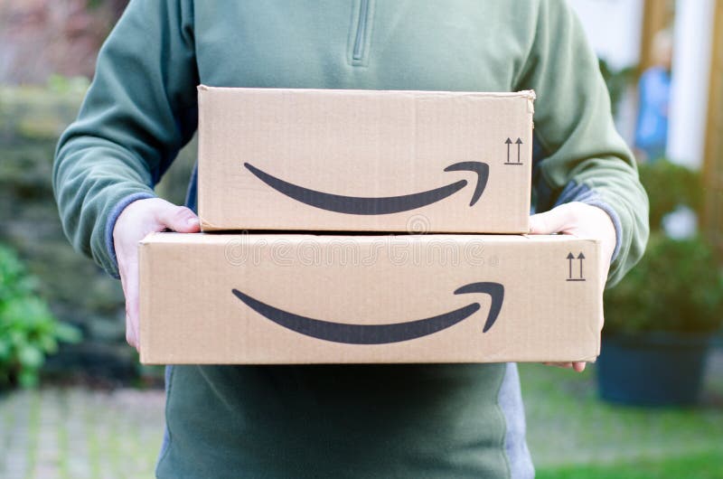 Soest Tyskland - Januari 14, 2019: Mannen levererar Amazon Primepacken