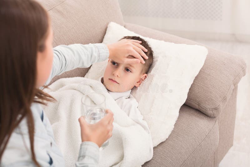 Soeur touchant le front de son frère, vérifiant la température images libres de droits Soeur touchant le front de son frère, vérifiant la température images libres de droits