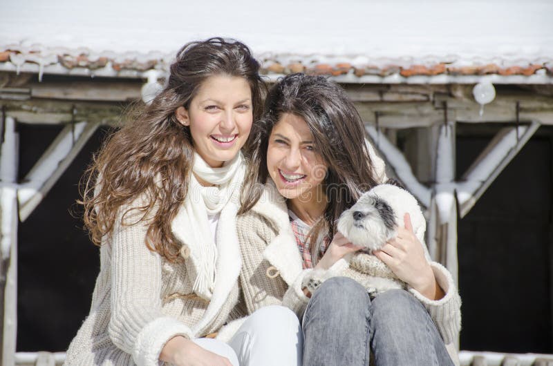 Soeurs avec leur petit chien photo libre de droits Soeurs avec leur petit chien photo libre de droits