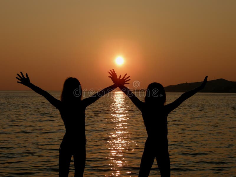Soeurs dans le coucher du soleil images stock Soeurs dans le coucher du soleil images stock