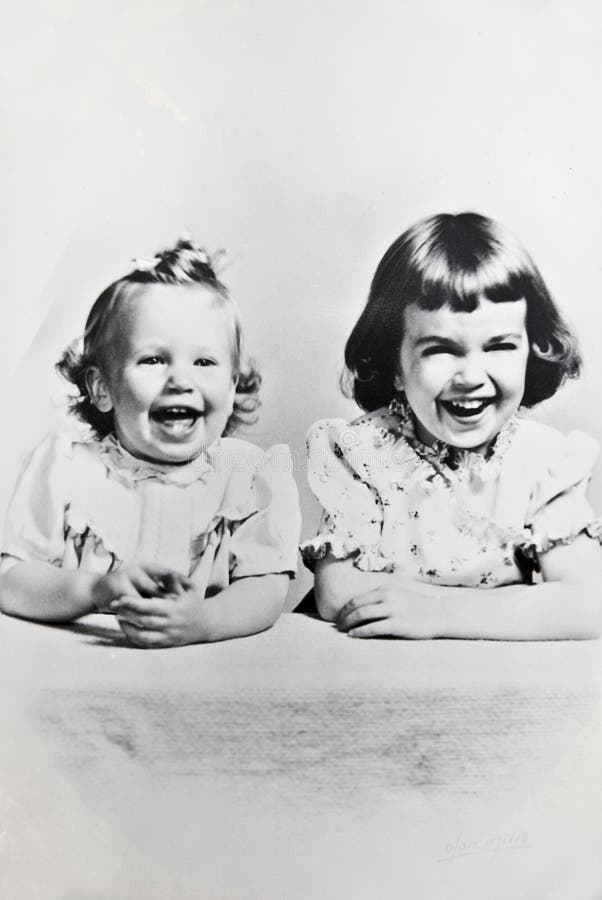 Soeurs/noir et blanc/rétro photographie stock libre de droits Soeurs/noir et blanc/rétro photographie stock libre de droits