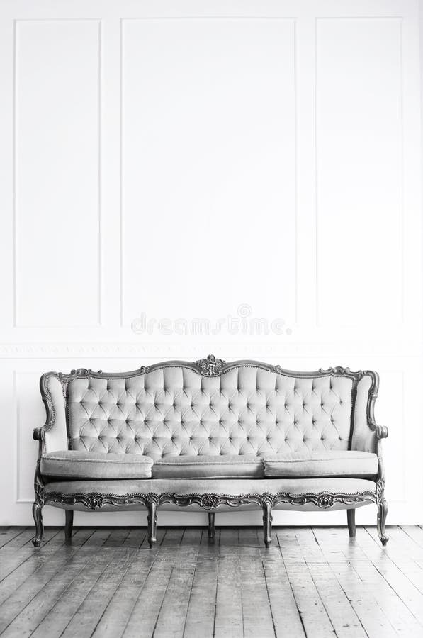 Sofa antique dans un rétro intérieur Fond de cru images libres de droits Sofa antique dans un rétro intérieur Fond de cru images libres de droits