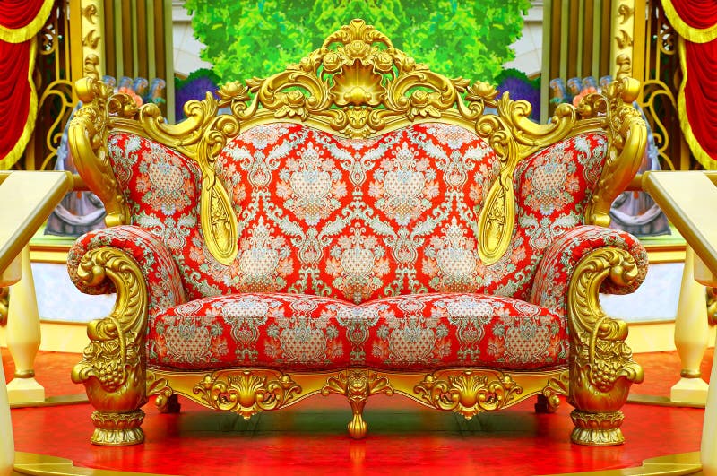 Sofa baroque avec le cadre d'or images libres de droits Sofa baroque avec le cadre d'or images libres de droits