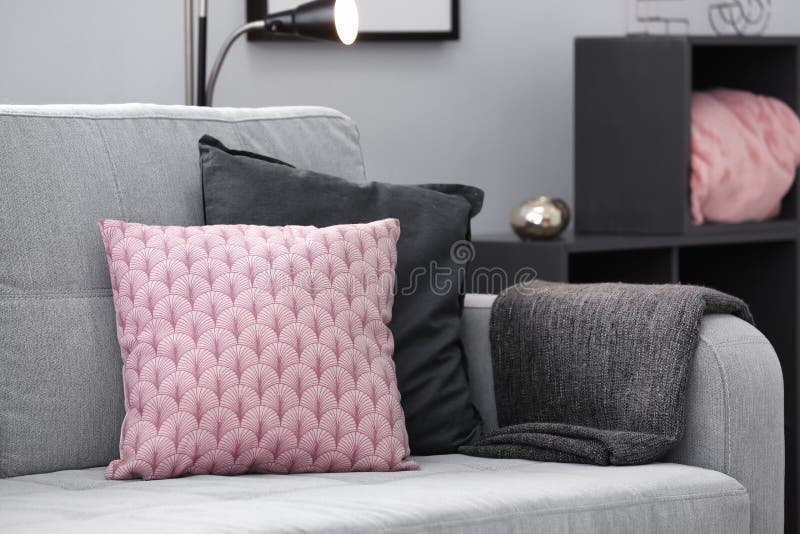 Sofa confortable avec des coussins photographie stock libre de droits Sofa confortable avec des coussins photographie stock libre de droits