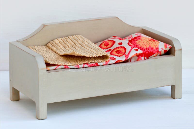 Sofa en bois miniature pour la poupée images libres de droits