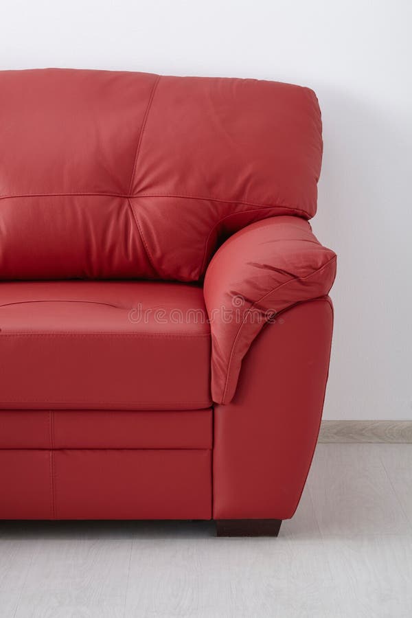 Sofa en cuir rouge photo stock. Image du décoratif, maison 71455822