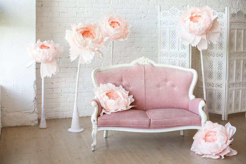 Sofa mou avec la tapisserie d'ameublement assez rose de tissu photo stock Sofa mou avec la tapisserie d'ameublement assez rose de tissu photo stock