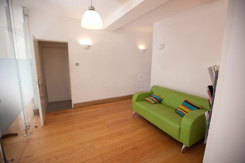 Sofa vert dans le bureau vide image libre de droits Sofa vert dans le bureau vide image libre de droits