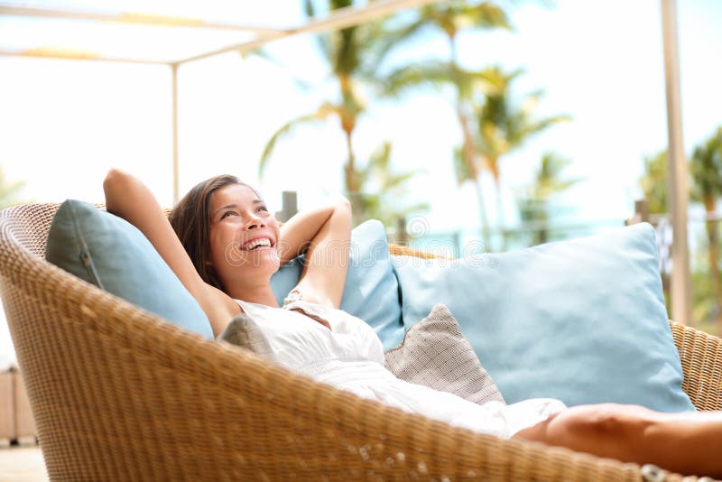 Sofa Woman détendant appréciant le mode de vie de luxe