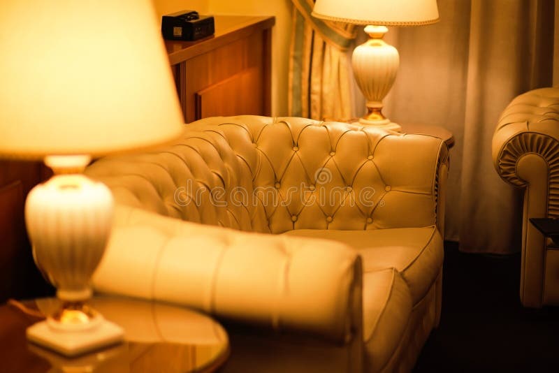 Soffa för vitt läder i hotell arkivfoto Soffa för vitt läder i hotell arkivfoto