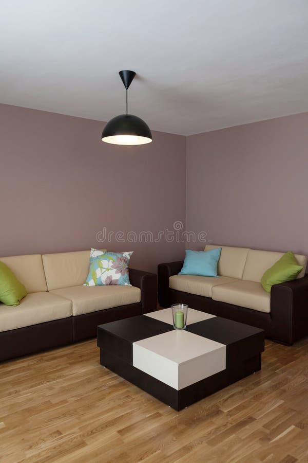 Soffa med tre kuddar och tabell arkivbild Soffa med tre kuddar och tabell arkivbild
