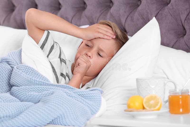 Sofferenza malata del ragazzo dalla tosse a letto