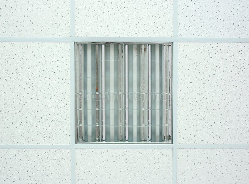 Soffitto bianco d'attaccatura. fotografie stock libere da diritti Soffitto bianco d'attaccatura. fotografie stock libere da diritti