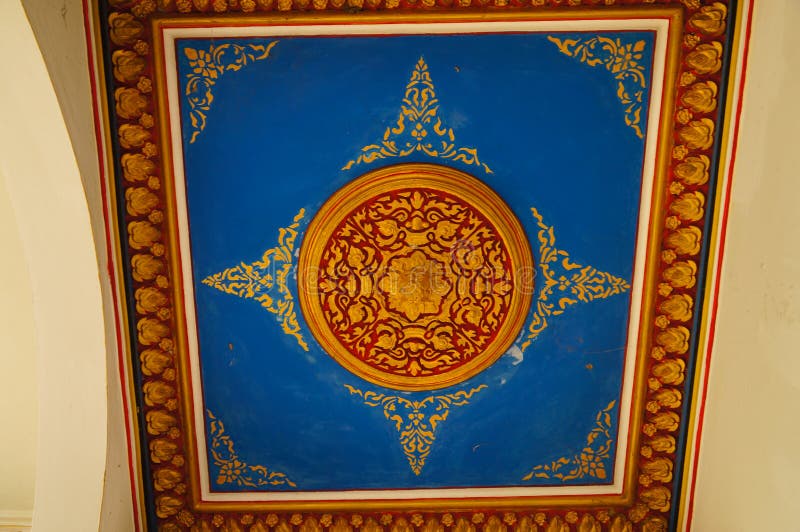 Soffitto del corridoio principale a Wat Sri Rong Muang, Lampang, Tailandia fotografie stock libere da diritti Soffitto del corridoio principale a Wat Sri Rong Muang, Lampang, Tailandia fotografie stock libere da diritti