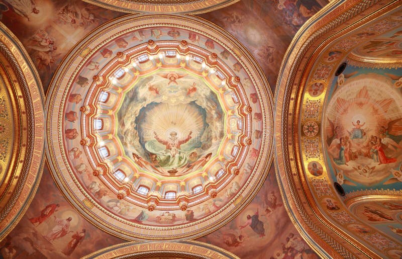 Soffitto descritto vicino all'arco all'interno della cattedrale immagini stock libere da diritti Soffitto descritto vicino all'arco all'interno della cattedrale immagini stock libere da diritti
