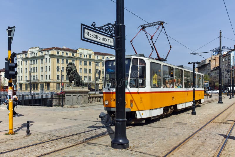 SOFIA, BULGARIA - 13 APRILE 2018: Regoli il passaggio da un ponte del ` s del leone sopra il fiume di Vladaya, Sofia fotografia stock