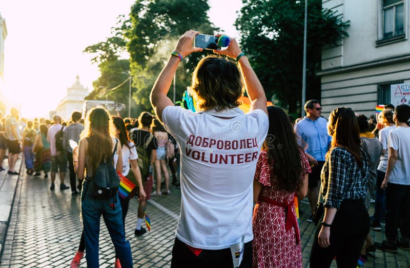 Sofia/Bulgarie - 10 juin 2019 : Volunter en Sofia Pride, défilé de LGBT dans la marche Image de prise volontaire avec le smartpho photographie stock Sofia/Bulgarie - 10 juin 2019 : Volunter en Sofia Pride, défilé de LGBT dans la marche Image de prise volontaire avec le smartpho photographie stock