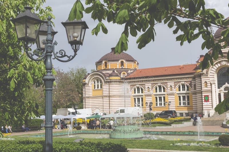 SOFIA BULGARIEN - APRIL 14: Centralt offentligt mineraliskt badhus in arkivbild SOFIA BULGARIEN - APRIL 14: Centralt offentligt mineraliskt badhus in arkivbild