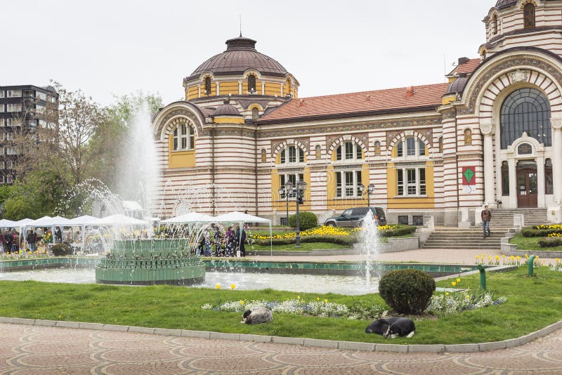 SOFIA BULGARIEN - APRIL 14: Centralt offentligt mineraliskt badhus in fotografering för bildbyråer SOFIA BULGARIEN - APRIL 14: Centralt offentligt mineraliskt badhus in fotografering för bildbyråer