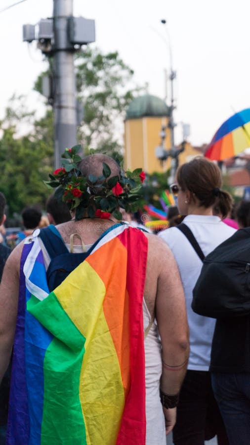 Sofia/Bulgarien - 10. Juni 2019: Fetter Kerl mit Regenbogen-Flagge in der Rückseite und in der Krone von den Blumen, die Sofia Pr stockbilder Sofia/Bulgarien - 10. Juni 2019: Fetter Kerl mit Regenbogen-Flagge in der Rückseite und in der Krone von den Blumen, die Sofia Pr stockbilder