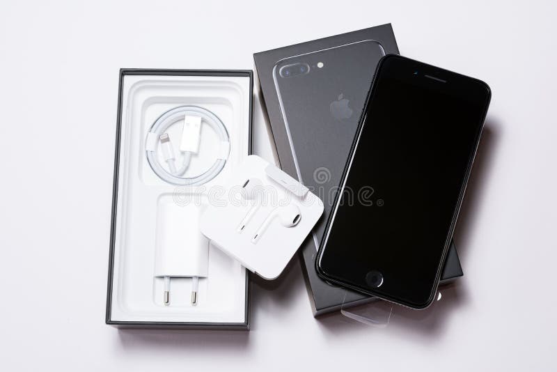 SOFIA, BULGARIEN - 7. OKTOBER 2016: Neues Apple-iPhone 7 Plus-Jet Black, die, auf weißem Hintergrund, illustrativen Leitartikel u stockbilder