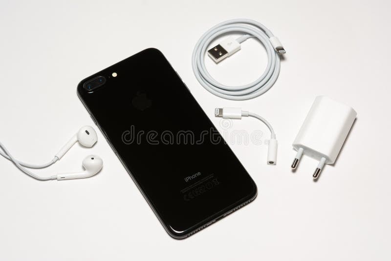 SOFIA, BULGARIJE - OKTOBER 8, 2016: Nieuwe Apple-iPhone 7 plus Jet Black-het unboxing, achterkant, op witte achtergrond, illustra stock foto's SOFIA, BULGARIJE - OKTOBER 8, 2016: Nieuwe Apple-iPhone 7 plus Jet Black-het unboxing, achterkant, op witte achtergrond, illustra stock foto's