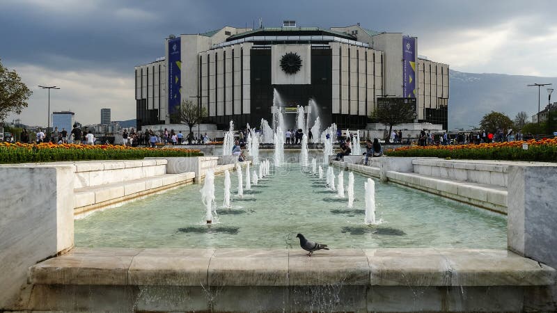 SOFIA BUŁGARIA, KWIECIEŃ, - 14, 2018: Fontanny przed Krajowym pałac kultura, Sofia, Bułgaria fotografia stock SOFIA BUŁGARIA, KWIECIEŃ, - 14, 2018: Fontanny przed Krajowym pałac kultura, Sofia, Bułgaria fotografia stock