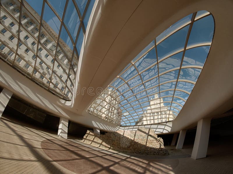 Sofia kupol för Largo It Seen Through A modern exponeringsglas, Bulgarien arkivfoton Sofia kupol för Largo It Seen Through A modern exponeringsglas, Bulgarien arkivfoton