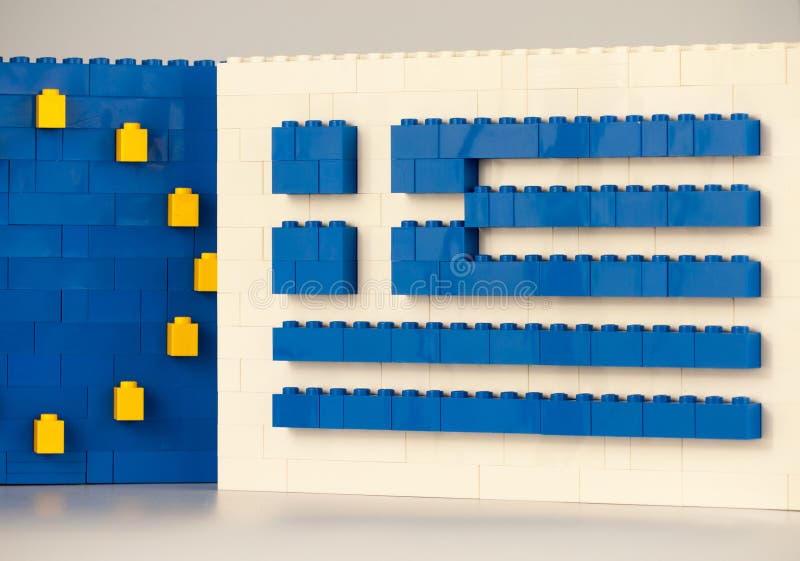 Sofia, Βουλγαρία - 15 Ιουλίου 2015: Πλαστικό LEGO εμποδίζει τους σχηματισμούς, που παρουσιάζουν εθνική σημαία της Ελλάδας με το σ στοκ φωτογραφίες με δικαίωμα ελεύθερης χρήσης Sofia, Βουλγαρία - 15 Ιουλίου 2015: Πλαστικό LEGO εμποδίζει τους σχηματισμούς, που παρουσιάζουν εθνική σημαία της Ελλάδας με το σ στοκ φωτογραφίες με δικαίωμα ελεύθερης χρήσης