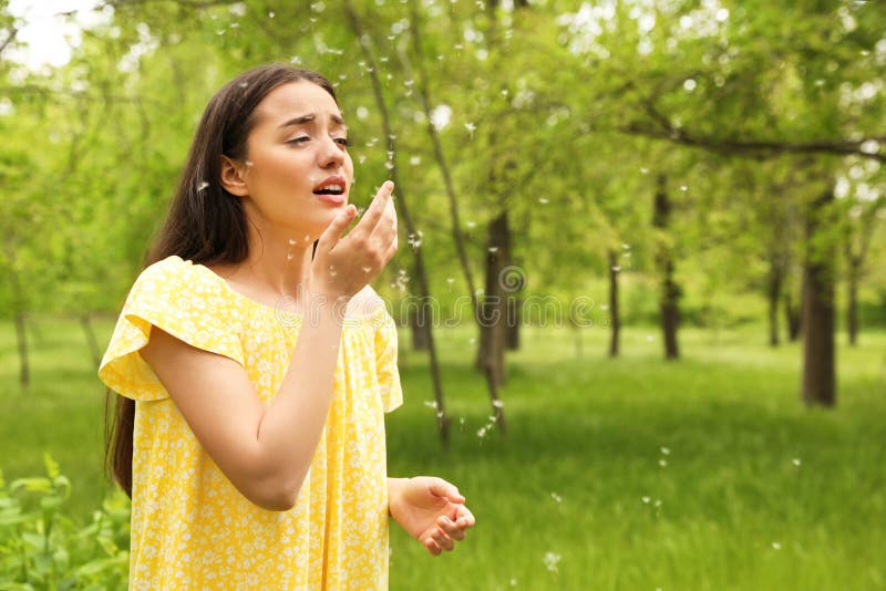 Sofrimento da jovem mulher da alergia sazonal fora