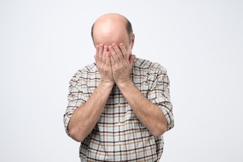 Sofrimento do homem superior dos sentimentos dolorosos que griefing a cabeça de dobra abaixo de cobrir a cara com as palmas imagens de stock royalty free Sofrimento do homem superior dos sentimentos dolorosos que griefing a cabeça de dobra abaixo de cobrir a cara com as palmas imagens de stock royalty free