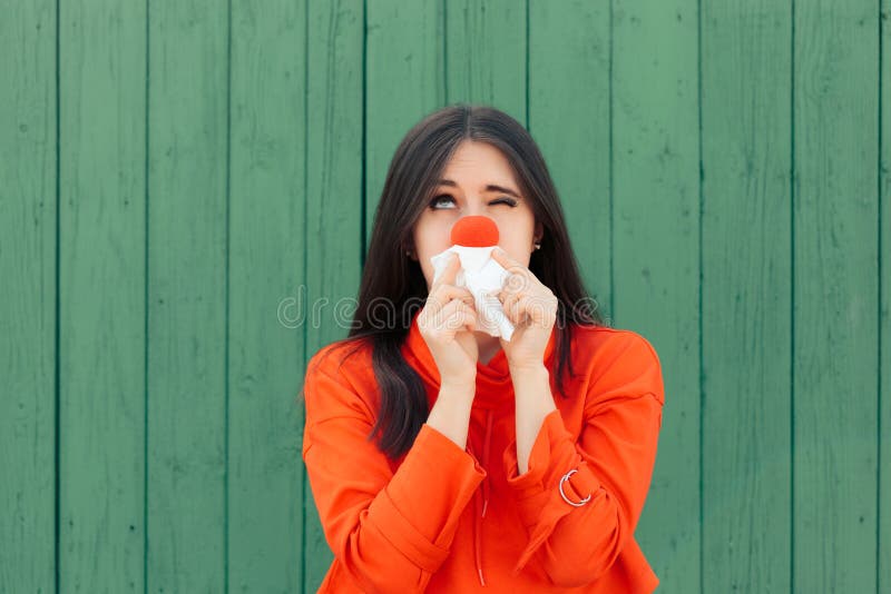 Rapariga doente a sofrer com corrimento nasal vermelho fotografia de stock